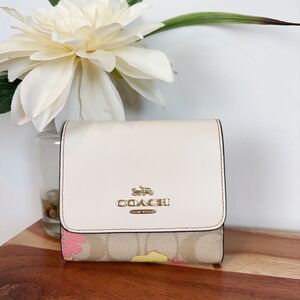 NWT Coach Small Trifold Wallet In Signature‎ Canvas With Floral Cluster Print